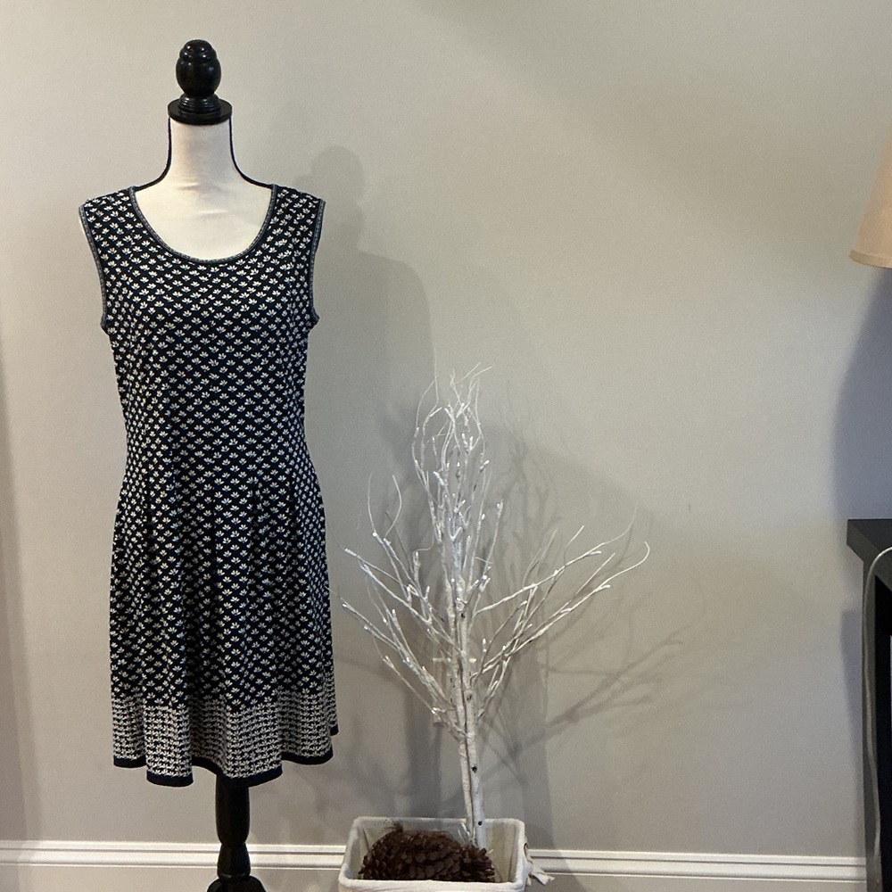 Max Studio Black and White Sleeveless Patterned Fit-and-Flare Midi Dress